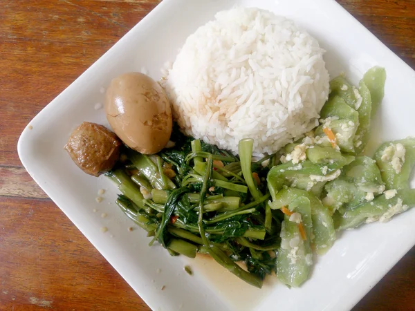 Yumurta ve domuz kahverengi kurbağa, Stir Fried bataklık lahana sos ve kızarmış kabak pilav ile yumurta ile karıştırın. Tayland gıda