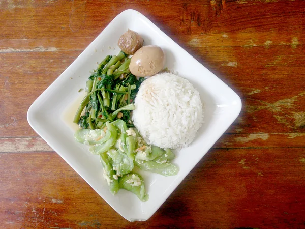 Yumurta ve domuz kahverengi kurbağa, Stir Fried bataklık lahana sos ve kızarmış kabak pilav ile yumurta ile karıştırın. Tayland gıda