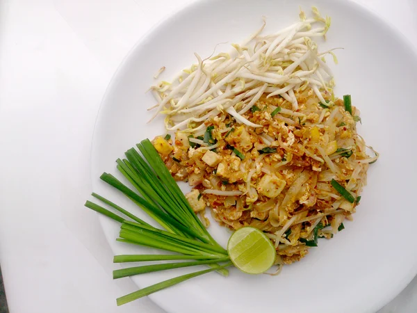 タイ料理パッタイ、炒め麺と padthai スタイルの豆腐。タイの国の主な料理の 1 つ。タイで人気の食べ物。タイの焼きそば。ベジタリアン フード、健康食品 — ストック写真