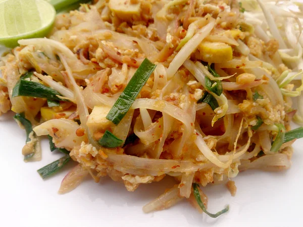 Thajské jídlo Pad thai, hýbat smažit nudle s tofu v padthai stylu. Ten thajský národní hlavní jídlo. oblíbené jídlo v Thajsku. Smažené thajské nudle. Vegetariánská jídla, zdravé potraviny — Stock fotografie