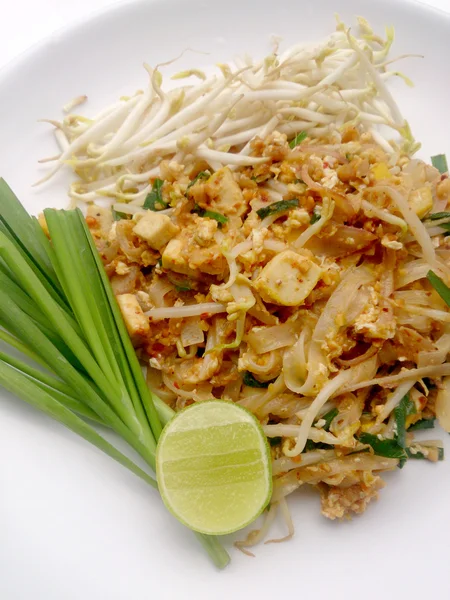 Comida tailandesa Pad thai, revuelve los fideos fritos con tofu al estilo padthai. El plato principal nacional de Tailandia. la comida popular en Tailandia. Fideos fritos tailandeses. Comida Vegetariana, comida saludable — Foto de Stock