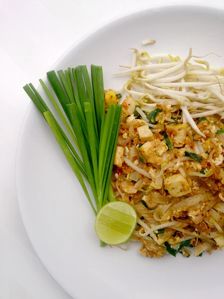 Comida tailandesa Pad thai, revuelve los fideos fritos con tofu al estilo padthai. El plato principal nacional de Tailandia. la comida popular en Tailandia. Fideos fritos tailandeses. Comida Vegetariana, comida saludable — Foto de Stock