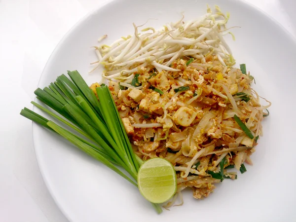 Thai Food Pad Thai, Nudeln mit Tofu im Padthai-Stil anbraten. das thailändische Nationalgericht. das beliebte essen in thailand. Thailändische gebratene Nudeln. Vegetarisches Essen, gesunde Ernährung — Stockfoto