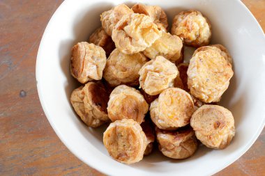 Sporcu kızarmış tavuk için a meze hizmet vermeye hazır.