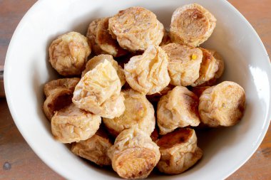 Sporcu kızarmış tavuk için a meze hizmet vermeye hazır.