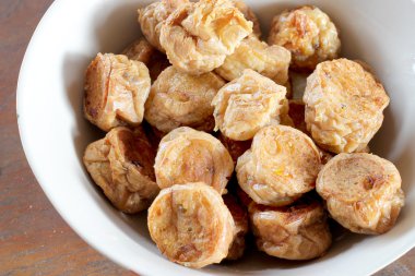 Sporcu kızarmış tavuk için a meze hizmet vermeye hazır.