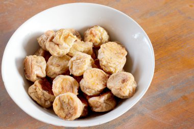 Sporcu kızarmış tavuk için a meze hizmet vermeye hazır.