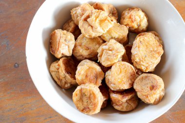 Sporcu kızarmış tavuk için a meze hizmet vermeye hazır.