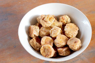 Sporcu kızarmış tavuk için a meze hizmet vermeye hazır.