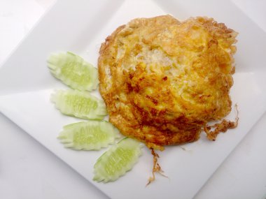 omlet beyaz çanak üzerinde popüler geleneksel Tay gıda tarzı.