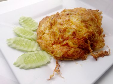 omlet beyaz çanak üzerinde popüler geleneksel Tay gıda tarzı.