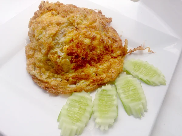 Omelet pada hidangan putih, Ini adalah makanan gaya Thailand yang populer . — Stok Foto