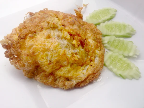 Omelet pada hidangan putih, Ini adalah makanan gaya Thailand yang populer . — Stok Foto