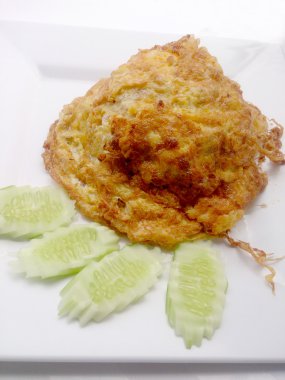 omlet beyaz çanak üzerinde popüler geleneksel Tay gıda tarzı.