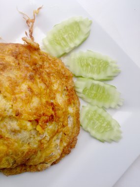 omlet beyaz çanak üzerinde popüler geleneksel Tay gıda tarzı.