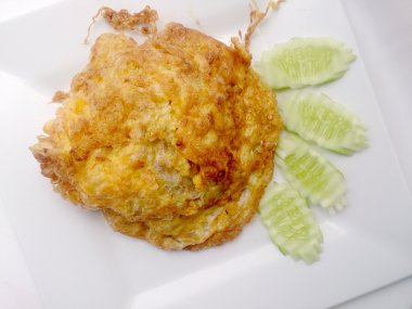 omlet beyaz çanak üzerinde popüler geleneksel Tay gıda tarzı.