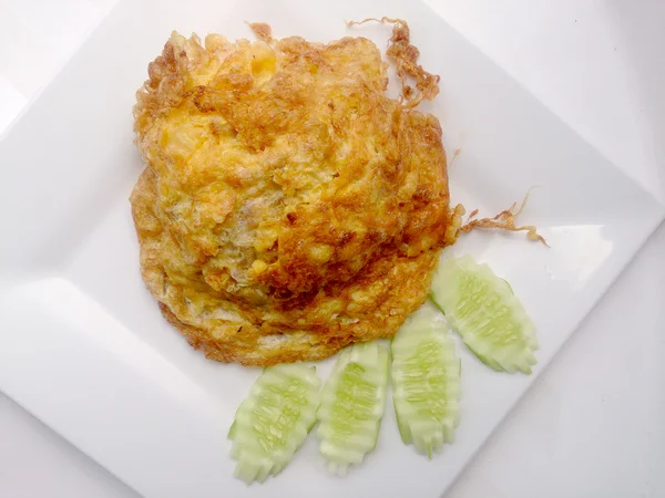 Omelet pada hidangan putih, Ini adalah makanan gaya Thailand yang populer . — Stok Foto