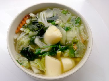 Soya peyniri, çorbası karışımı sebze, soya peyniri ve beyaz arka plan üzerinde beyaz kase deniz yosunu temizleyin. Vejetaryen yiyecekler, sağlıklı gıda, Tayland Gıda