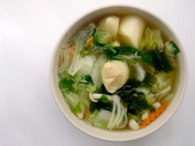 Soya peyniri, çorbası karışımı sebze, soya peyniri ve beyaz arka plan üzerinde beyaz kase deniz yosunu temizleyin. Vejetaryen yiyecekler, sağlıklı gıda, Tayland Gıda