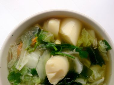 Soya peyniri, çorbası karışımı sebze, soya peyniri ve beyaz arka plan üzerinde beyaz kase deniz yosunu temizleyin. Vejetaryen yiyecekler, sağlıklı gıda, Tayland Gıda