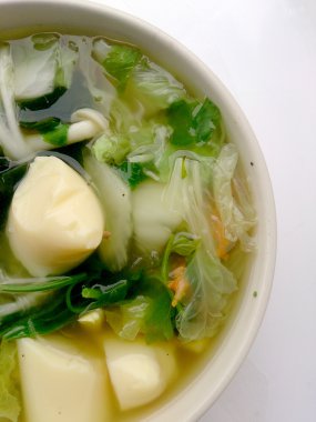 Soya peyniri, çorbası karışımı sebze, soya peyniri ve beyaz arka plan üzerinde beyaz kase deniz yosunu temizleyin. Vejetaryen yiyecekler, sağlıklı gıda, Tayland Gıda