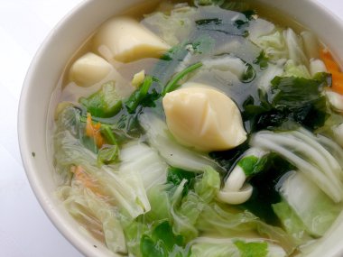 Soya peyniri, çorbası karışımı sebze, soya peyniri ve beyaz arka plan üzerinde beyaz kase deniz yosunu temizleyin. Vejetaryen yiyecekler, sağlıklı gıda, Tayland Gıda