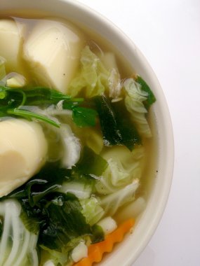 Soya peyniri, çorbası karışımı sebze, soya peyniri ve beyaz arka plan üzerinde beyaz kase deniz yosunu temizleyin. Vejetaryen yiyecekler, sağlıklı gıda, Tayland Gıda