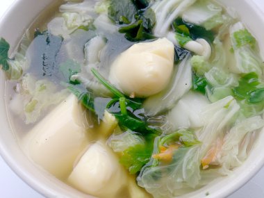 Soya peyniri, çorbası karışımı sebze, soya peyniri ve beyaz arka plan üzerinde beyaz kase deniz yosunu temizleyin. Vejetaryen yiyecekler, sağlıklı gıda, Tayland Gıda