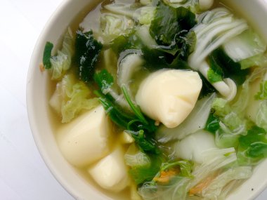 Soya peyniri, çorbası karışımı sebze, soya peyniri ve beyaz arka plan üzerinde beyaz kase deniz yosunu temizleyin. Vejetaryen yiyecekler, sağlıklı gıda, Tayland Gıda