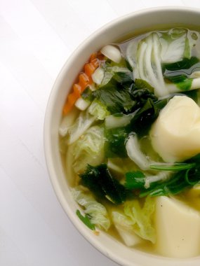 Soya peyniri, çorbası karışımı sebze, soya peyniri ve beyaz arka plan üzerinde beyaz kase deniz yosunu temizleyin. Vejetaryen yiyecekler, sağlıklı gıda, Tayland Gıda