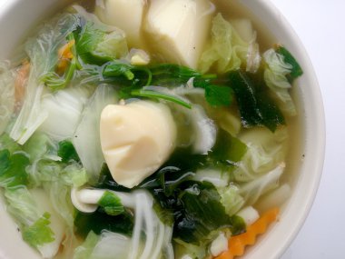 Soya peyniri, çorbası karışımı sebze, soya peyniri ve beyaz arka plan üzerinde beyaz kase deniz yosunu temizleyin. Vejetaryen yiyecekler, sağlıklı gıda, Tayland Gıda