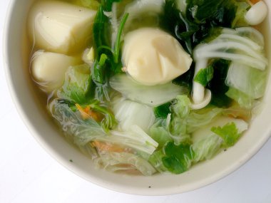 Soya peyniri, çorbası karışımı sebze, soya peyniri ve beyaz arka plan üzerinde beyaz kase deniz yosunu temizleyin. Vejetaryen yiyecekler, sağlıklı gıda, Tayland Gıda