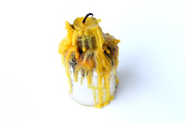 eski mum vintage bronz şamdan beyaz bir arka plan üzerinde izole.