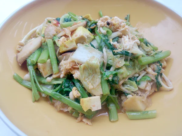 在盘上用寿喜烧酱炒混合蔬菜和豆腐 健康食品 — 图库照片