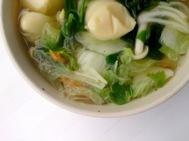 Soya peyniri, çorbası karışımı sebze, soya peyniri ve beyaz arka plan üzerinde beyaz kase deniz yosunu temizleyin. Vejetaryen yiyecekler, sağlıklı gıda, Tayland Gıda