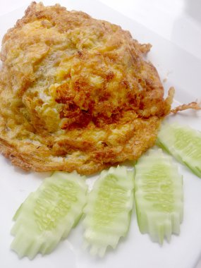 omlet beyaz çanak üzerinde popüler geleneksel Tay gıda tarzı.