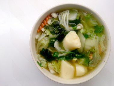 Soya peyniri, çorbası karışımı sebze, soya peyniri ve beyaz arka plan üzerinde beyaz kase deniz yosunu temizleyin. Vejetaryen yiyecekler, sağlıklı gıda, Tayland Gıda
