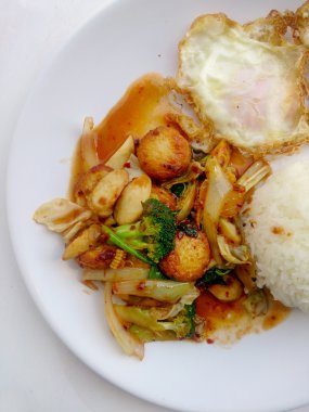 Kızarmış tofu beyaz tabak karışık sebze ile beyaz arka plan üzerinde izole et. Vejetaryen yiyecekler, sağlıklı gıda.