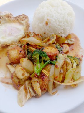 Kızarmış tofu beyaz tabak karışık sebze ile beyaz arka plan üzerinde izole et. Vejetaryen yiyecekler, sağlıklı gıda.