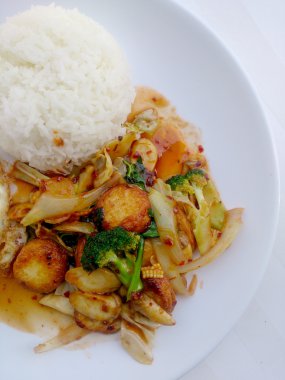 Kızarmış tofu beyaz tabak karışık sebze ile beyaz arka plan üzerinde izole et. Vejetaryen yiyecekler, sağlıklı gıda.