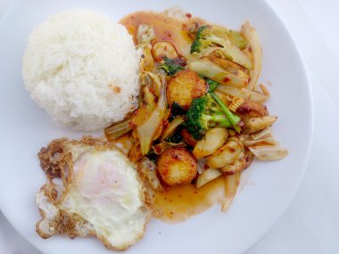 Kızarmış tofu beyaz tabak karışık sebze ile beyaz arka plan üzerinde izole et. Vejetaryen yiyecekler, sağlıklı gıda.