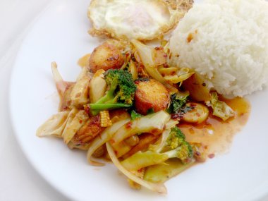 Kızarmış tofu beyaz tabak karışık sebze ile beyaz arka plan üzerinde izole et. Vejetaryen yiyecekler, sağlıklı gıda.