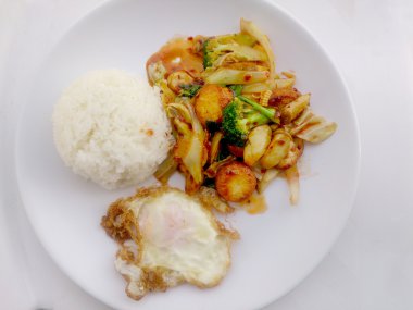 Kızarmış tofu beyaz tabak karışık sebze ile beyaz arka plan üzerinde izole et. Vejetaryen yiyecekler, sağlıklı gıda.