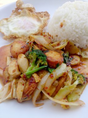 Kızarmış tofu beyaz tabak karışık sebze ile beyaz arka plan üzerinde izole et. Vejetaryen yiyecekler, sağlıklı gıda.