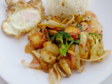 Kızarmış tofu beyaz tabak karışık sebze ile beyaz arka plan üzerinde izole et. Vejetaryen yiyecekler, sağlıklı gıda.