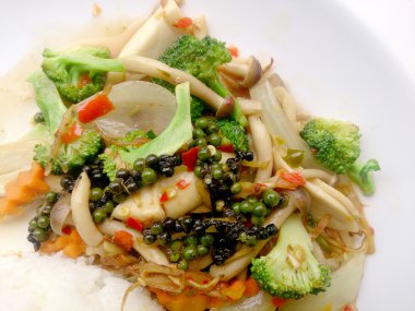 Tavada kızartılmış yemeğimi renkli sebze ve Tayland pirinç yasemin ve beyaz tabak kızarmış yumurta beyaz arka plan üzerinde izole et. Vejetaryen yiyecekler, sağlıklı gıda.