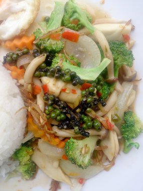 Tavada kızartılmış yemeğimi renkli sebze ve Tayland pirinç yasemin ve beyaz tabak kızarmış yumurta beyaz arka plan üzerinde izole et. Vejetaryen yiyecekler, sağlıklı gıda.