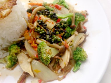 Tavada kızartılmış yemeğimi renkli sebze ve Tayland pirinç yasemin ve beyaz tabak kızarmış yumurta beyaz arka plan üzerinde izole et. Vejetaryen yiyecekler, sağlıklı gıda.