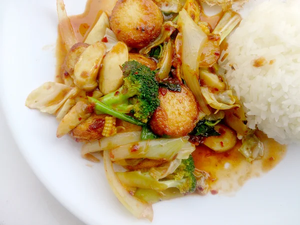 Kızarmış tofu beyaz tabak karışık sebze ile beyaz arka plan üzerinde izole et. Vejetaryen yiyecekler, sağlıklı gıda.