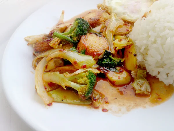 Kızarmış tofu beyaz tabak karışık sebze ile beyaz arka plan üzerinde izole et. Vejetaryen yiyecekler, sağlıklı gıda.